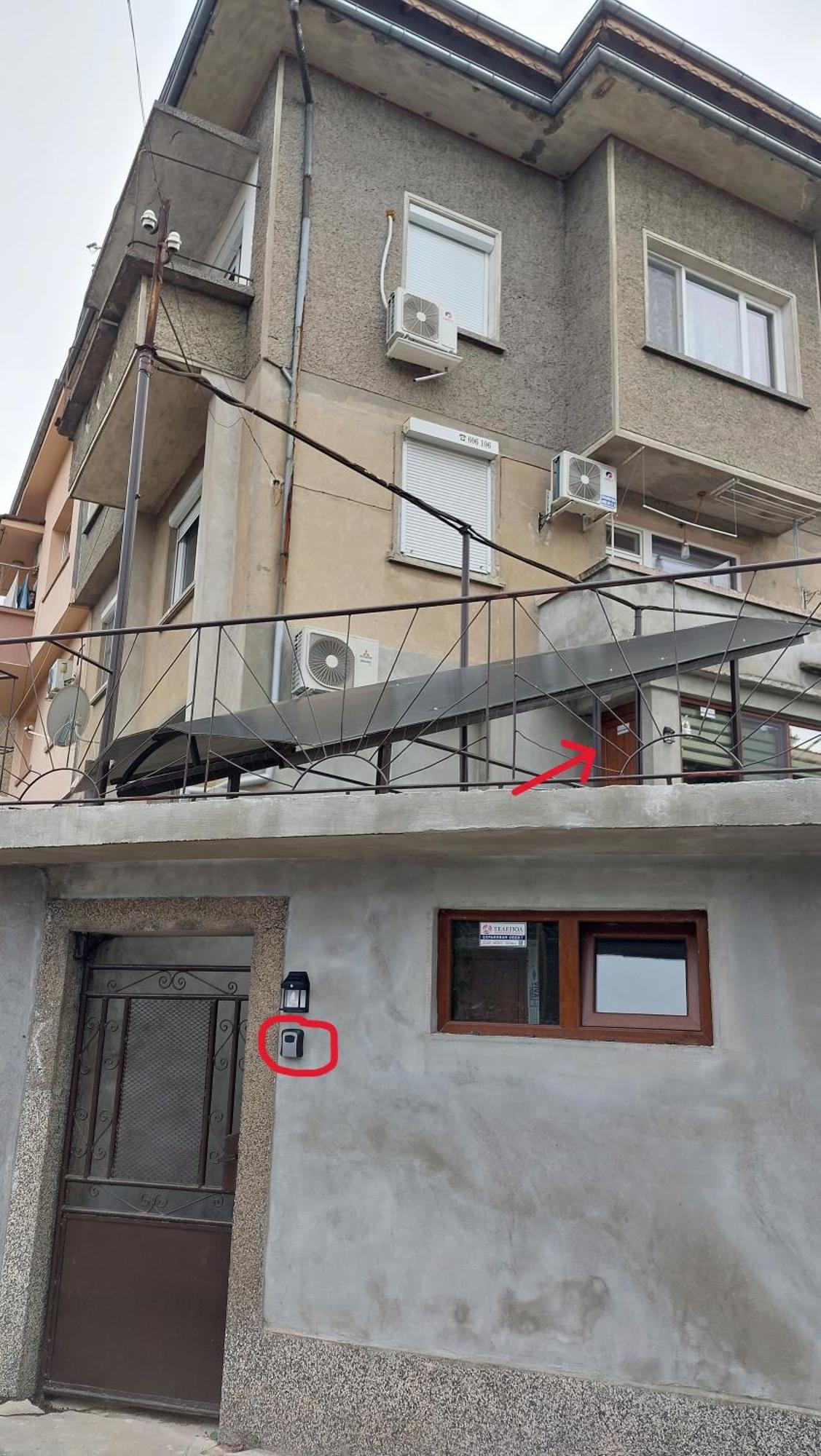 Iv With A Private Garage Apartment *